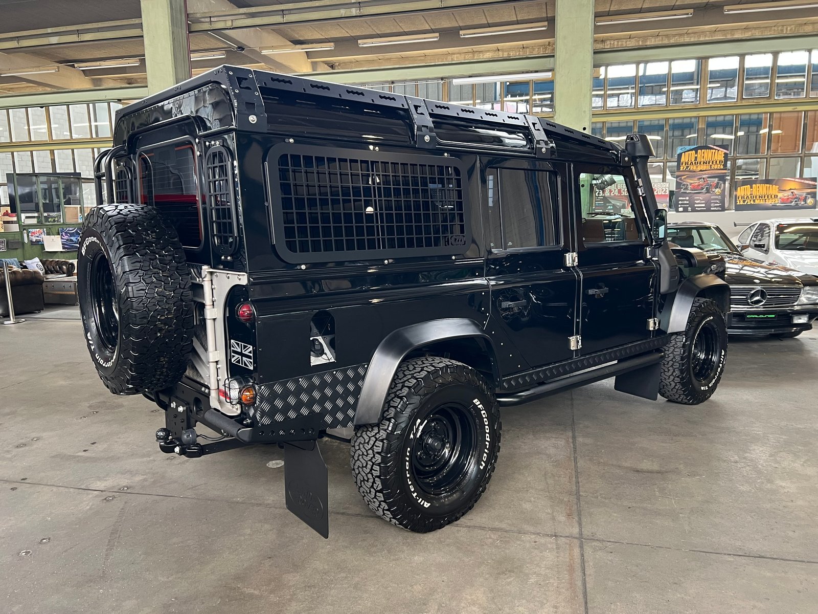 LAND ROVER Defender 110 2.2 TD4 Station Wagon SE, Diesel, Second hand / Used, Manual - 2