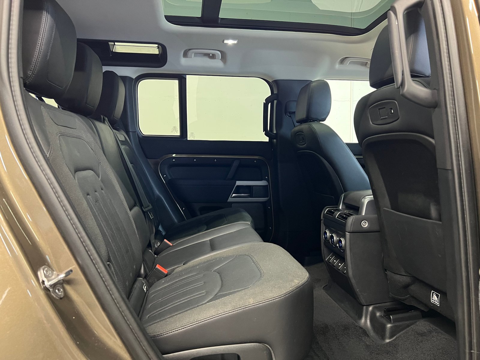 LAND ROVER Defender 110 2.0 SD4 240 First Edition, Diesel, Second hand / Used, Automatic - 7