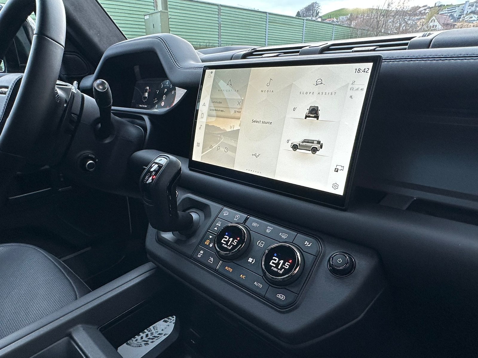 LAND ROVER Defender 110 4.4 V8 Octa / CH Auslieferung mit Gr, Mild-Hybrid Benzin/Elektro, Occasion / Gebraucht, Automatik - 2