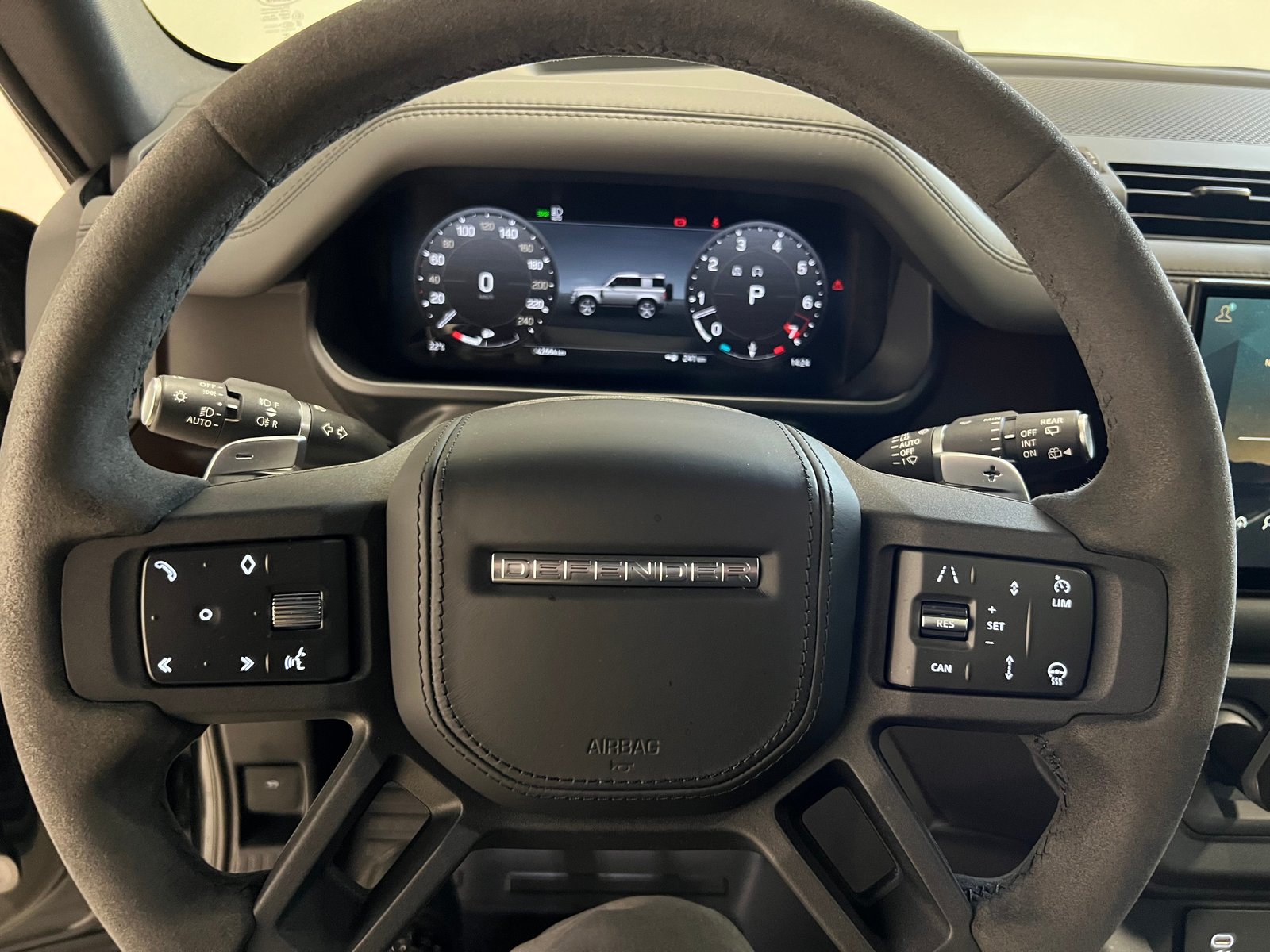 LAND ROVER Defender 90 5.0 V8 SC, Essence, Occasion / Utilisé, Automatique - 4