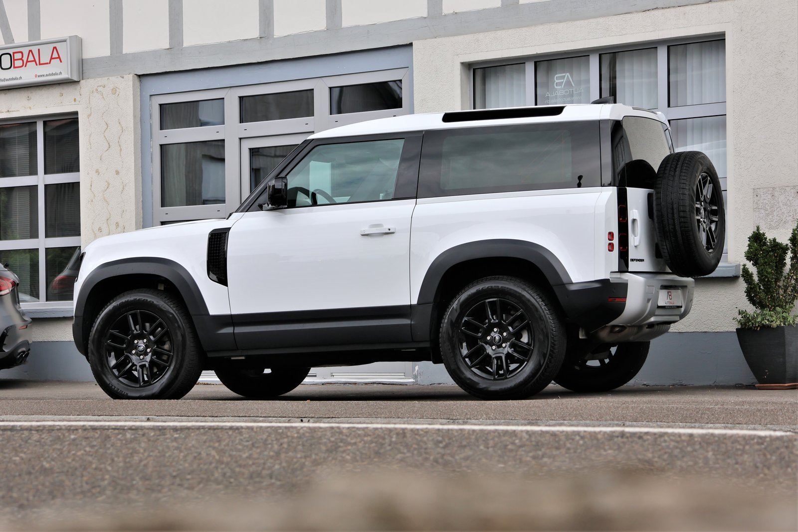 LAND ROVER Defender 90 3.0D I6 200 X-Dynamic SE AT8, Diesel, Occasion / Utilisé, Automatique - 4