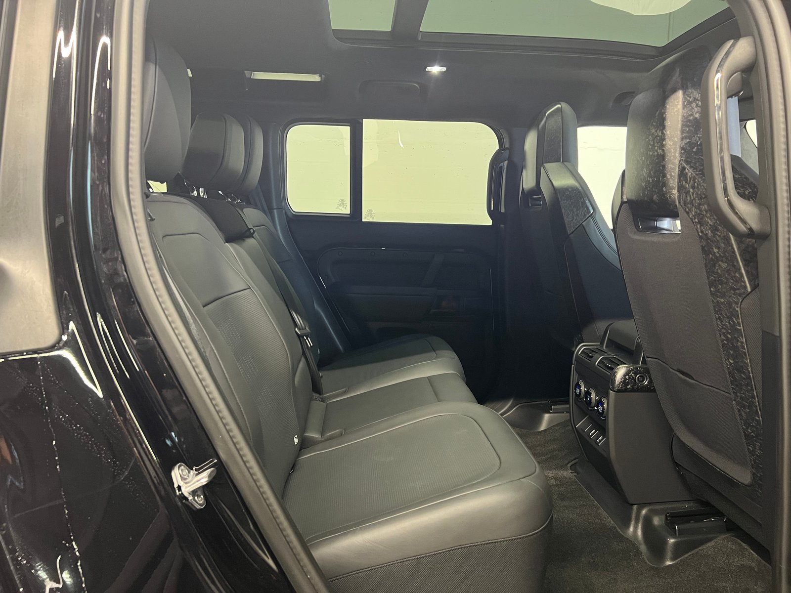 LAND ROVER Defender 110 4.4 V8 Octa Black Octa Black Edition, Mild-Hybrid Benzin/Elektro, Vorführwagen, Automatik - 2