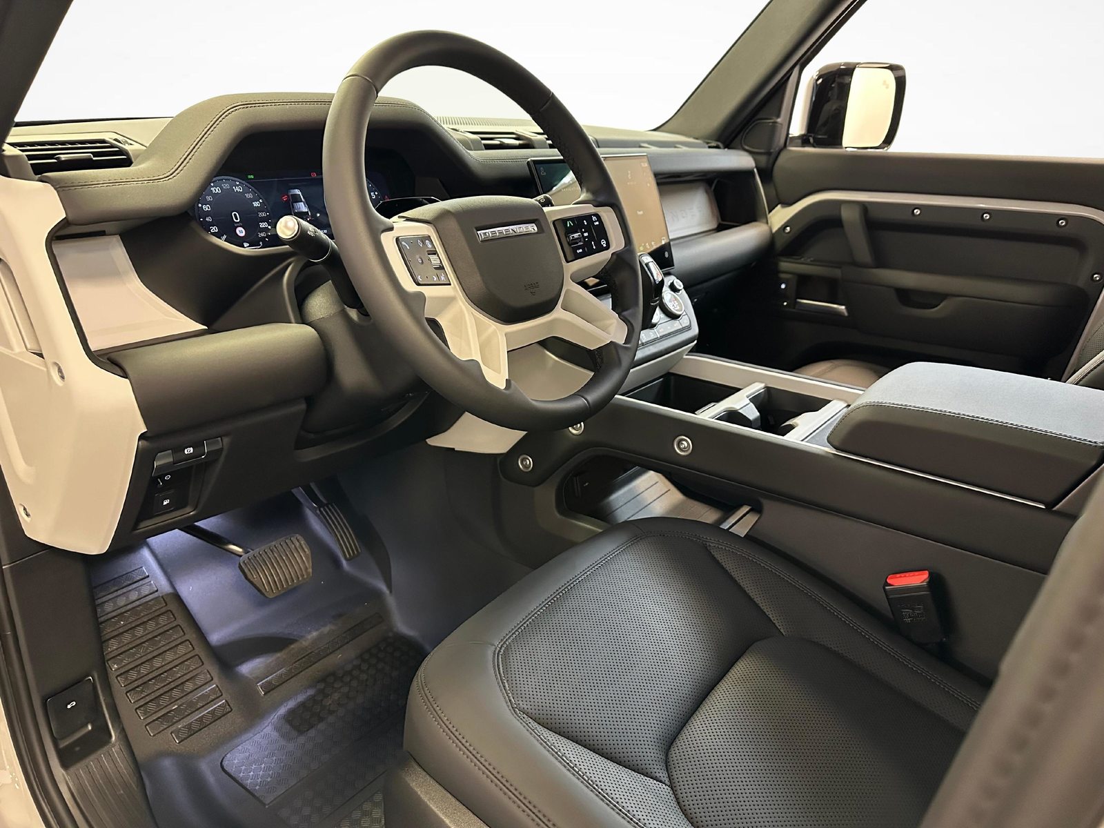 LAND ROVER Defender 110 2.0 P300e X-Dynamic SE, Plug-in-Hybrid Petrol/Electric, Ex-demonstrator, Automatic - 4