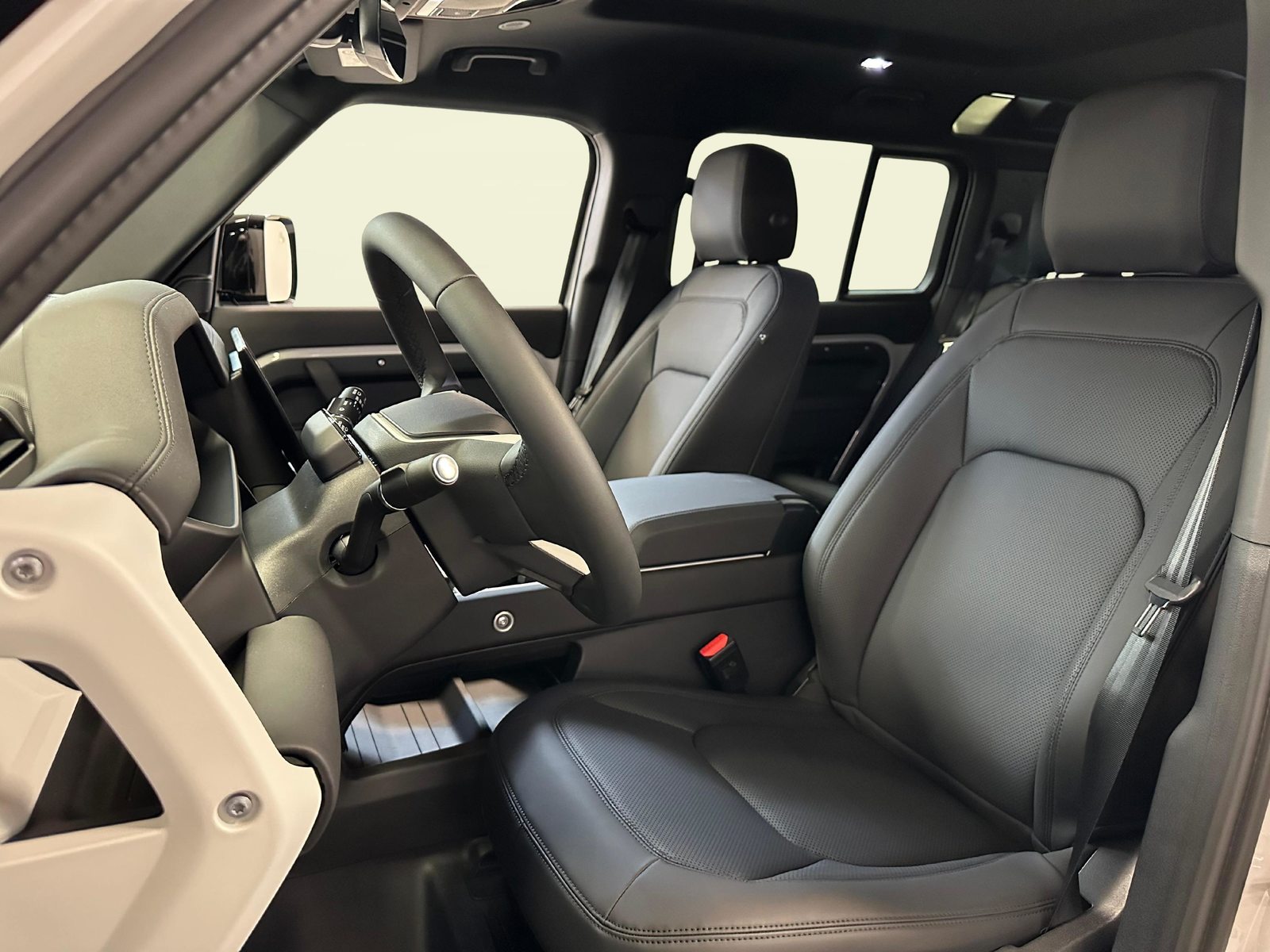LAND ROVER Defender 110 2.0 P300e X-Dynamic SE, Plug-in-Hybrid Petrol/Electric, Ex-demonstrator, Automatic - 5