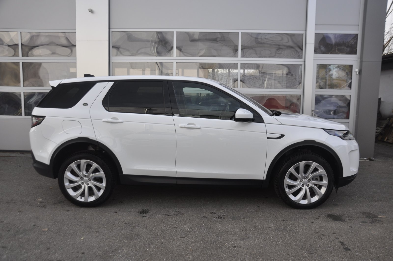LAND ROVER Discovery Sport P300e 1.5 PHEV AT8 AWD, Plug-in-Hybrid Benzin/Elektro, Occasion / Gebraucht, Automatik - 2