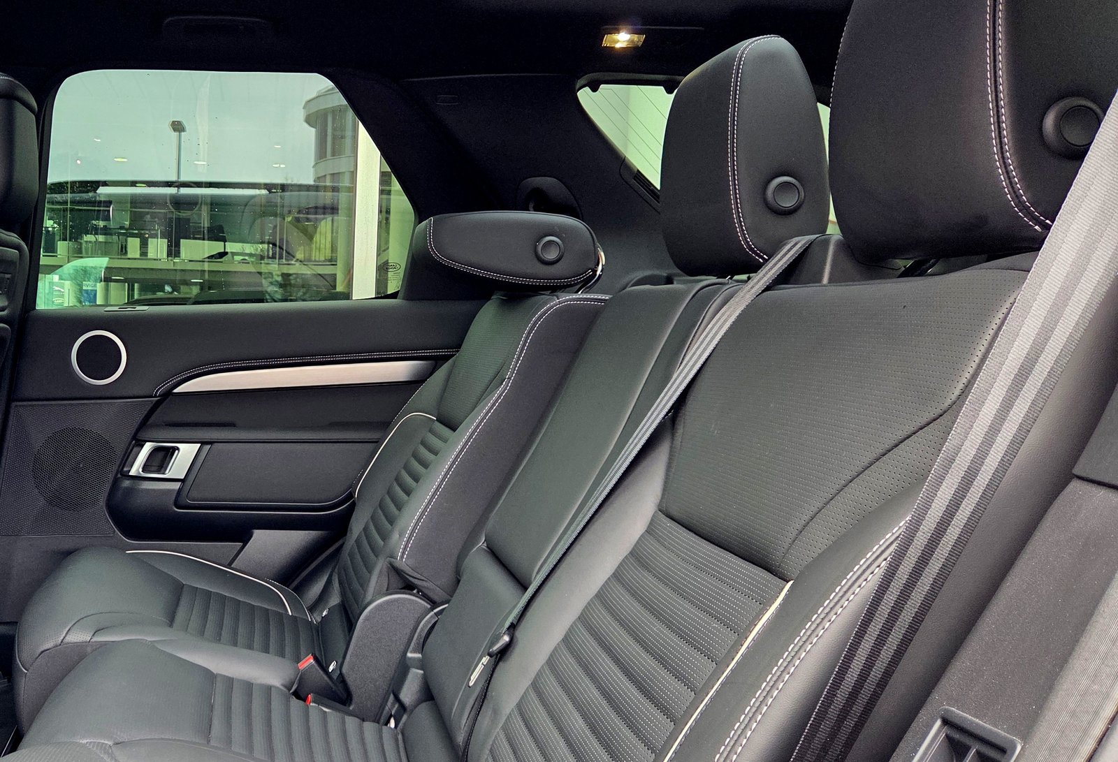 LAND ROVER Discovery 3.0D I6 300 R-Dynamic SE AWD Automatic, Diesel, Occasion / Utilisé, Automatique - 6
