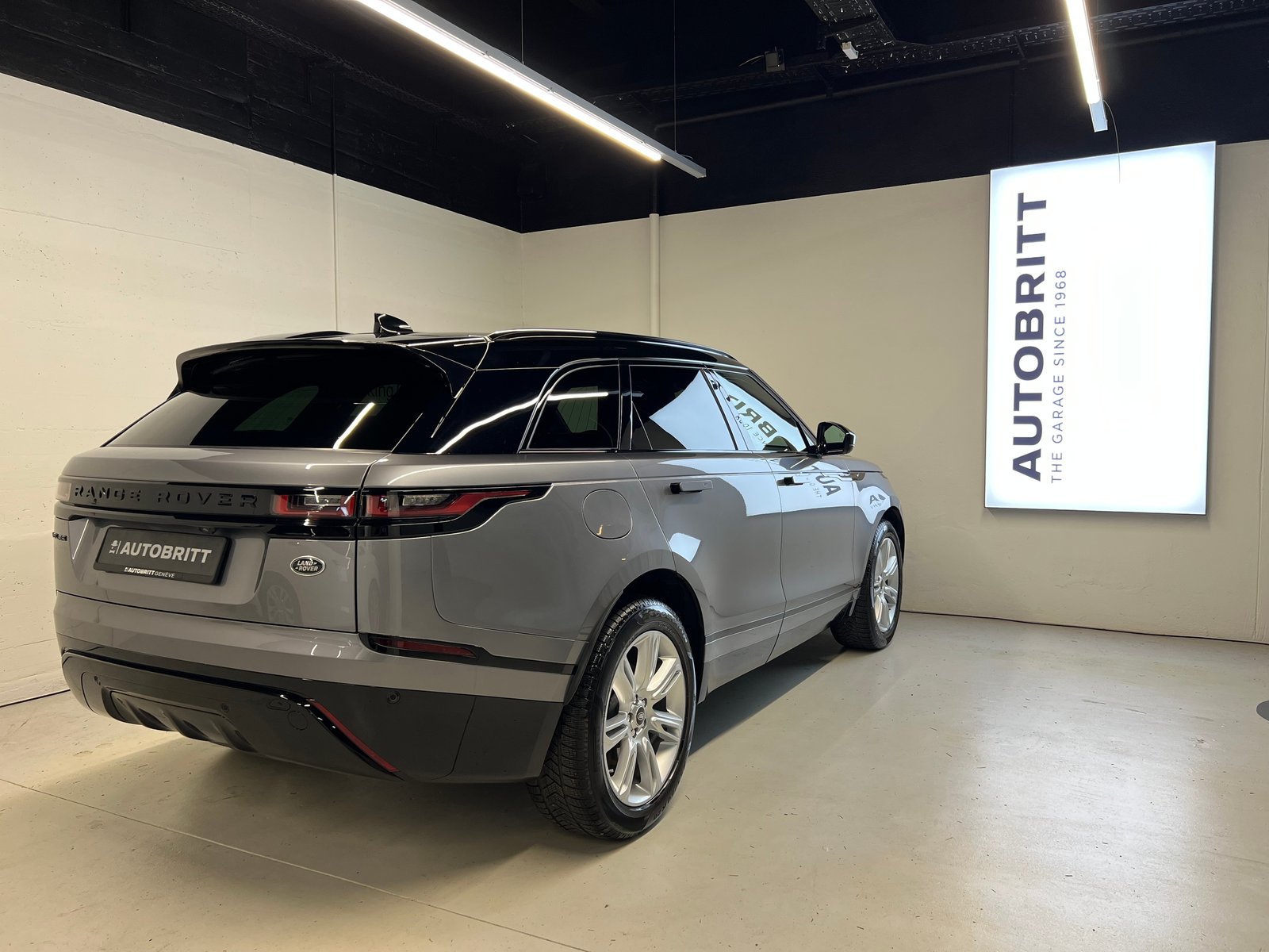LAND ROVER Range Rover Velar 2.0 T R-Dynamic SE, Petrol, Second hand / Used, Automatic - 2