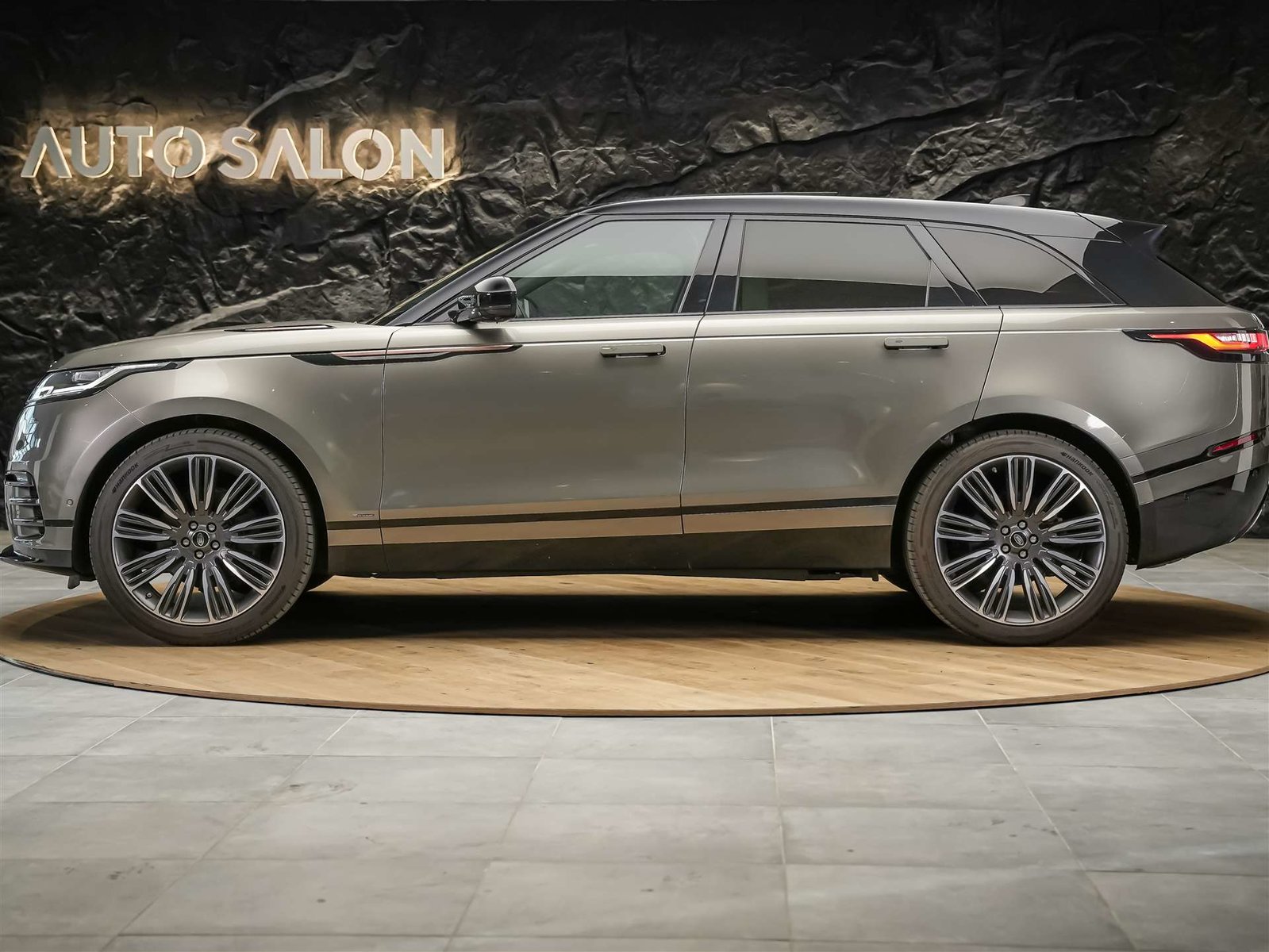 LAND ROVER Range Rover Velar 3.0 V6 R-Dynamic HSE *First Edi, Benzin, Occasion / Gebraucht, Automatik - 2