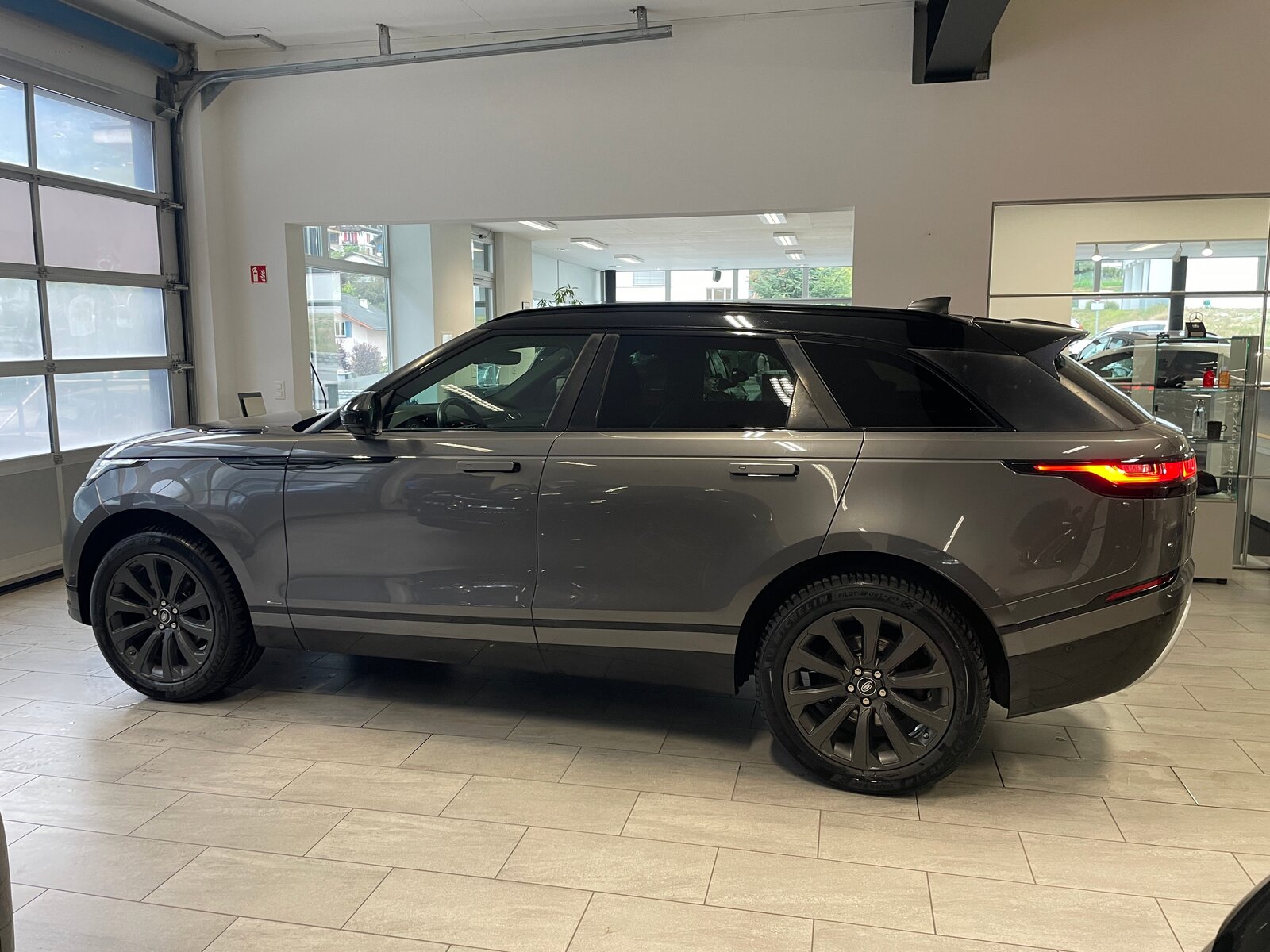 LAND ROVER Range Rover Velar R-Dynamic P 250 SE Automatic, Benzin, Occasion / Gebraucht, Automatik - 4