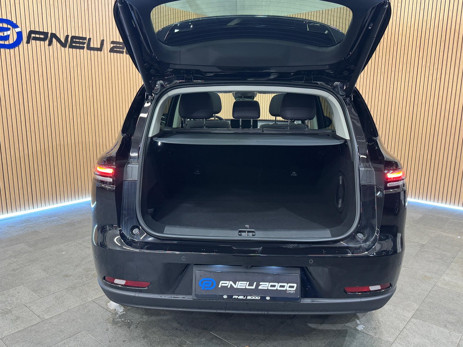 LEAPMOTOR C10 REEV 28kWh Design *Carbonblack*, Plug-in-Hybrid Benzin/Elektro, Neuwagen, Automatik - 3