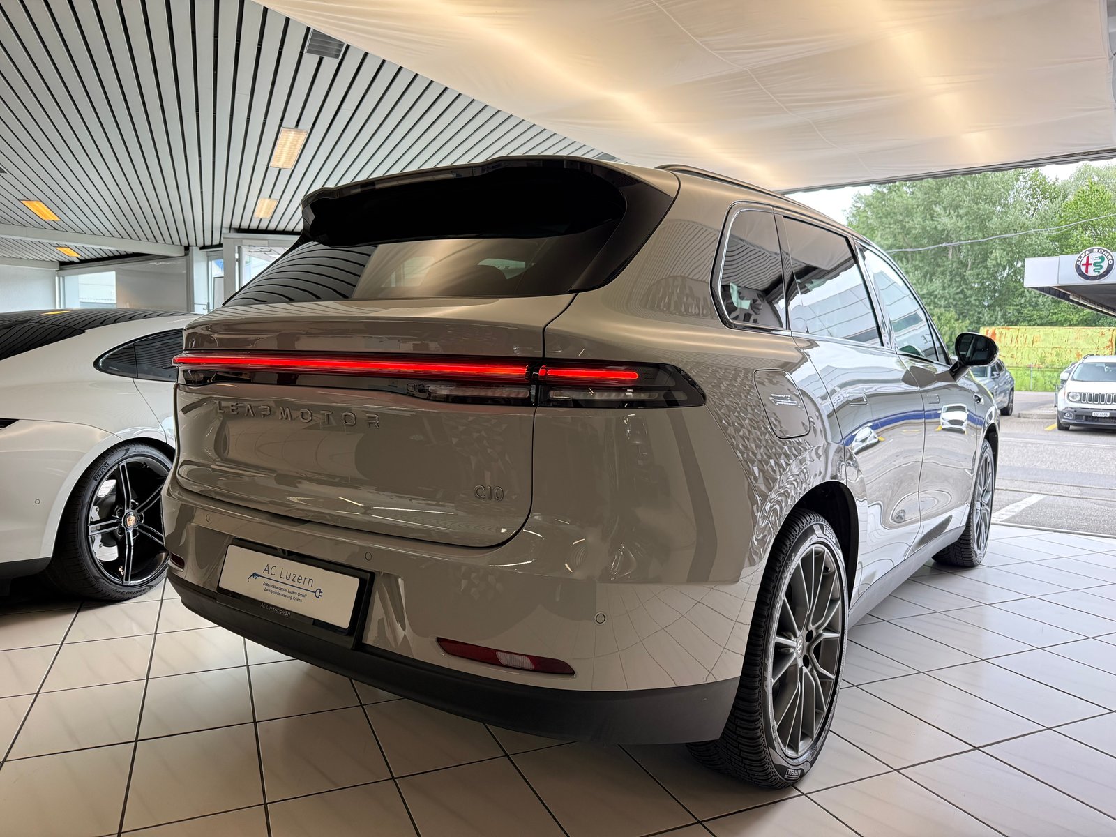 LEAPMOTOR C10 REEV 28kWh Design, Plug-in-Hybrid Petrol/Electric, Second hand / Used, Automatic - 3
