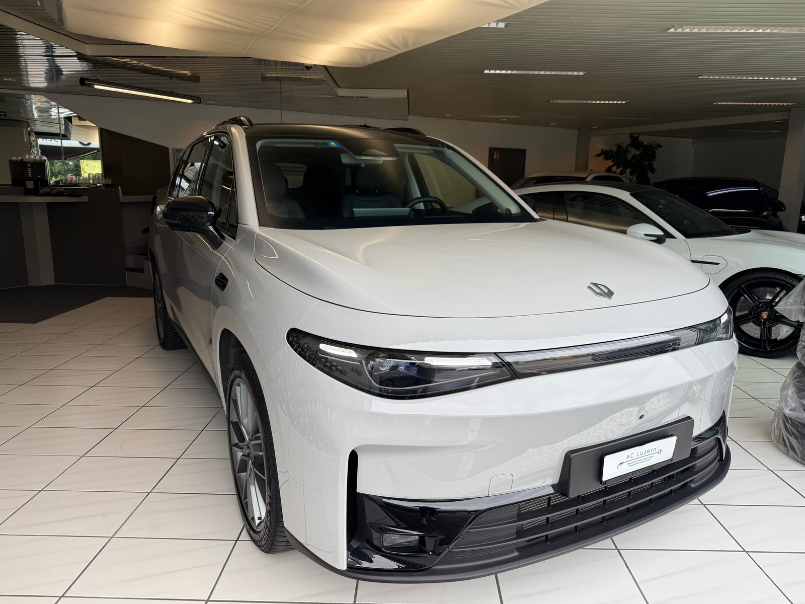LEAPMOTOR C10 REEV 28kWh Design, Plug-in-Hybrid Petrol/Electric, Second hand / Used, Automatic - 4