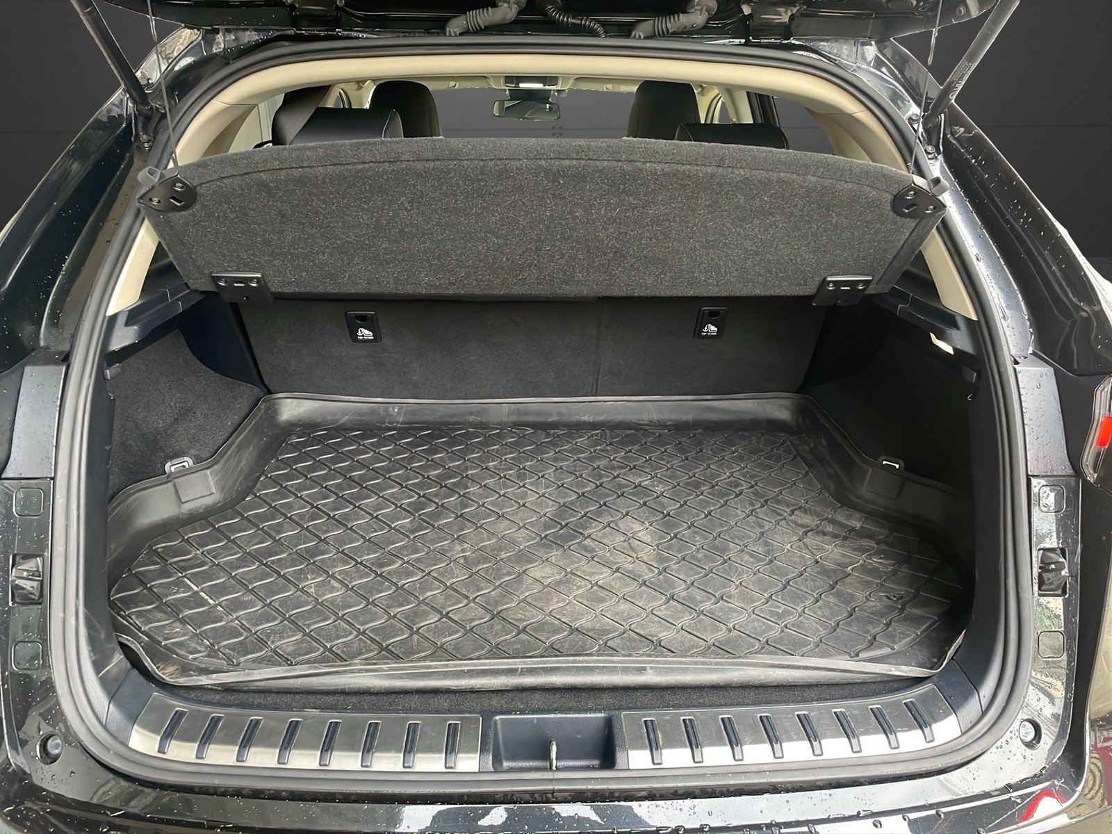 LEXUS NX 300h Diamond E-Four Automatic, Voll-Hybrid Benzin/Elektro, Occasion / Gebraucht, Automatik - 7