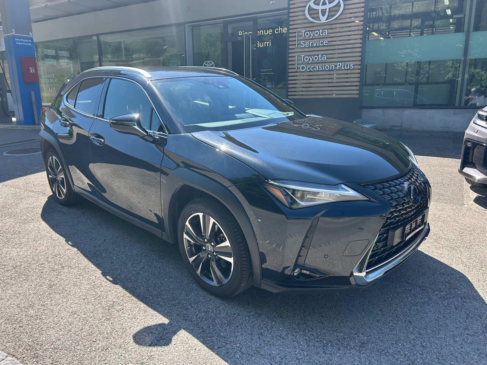 LEXUS UX 250h Excellence AWD Automatic, Voll-Hybrid Benzin/Elektro, Occasion / Gebraucht, Automatik - 2