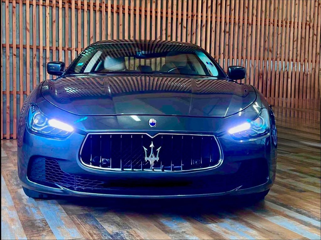 MASERATI Voiture de tourisme
