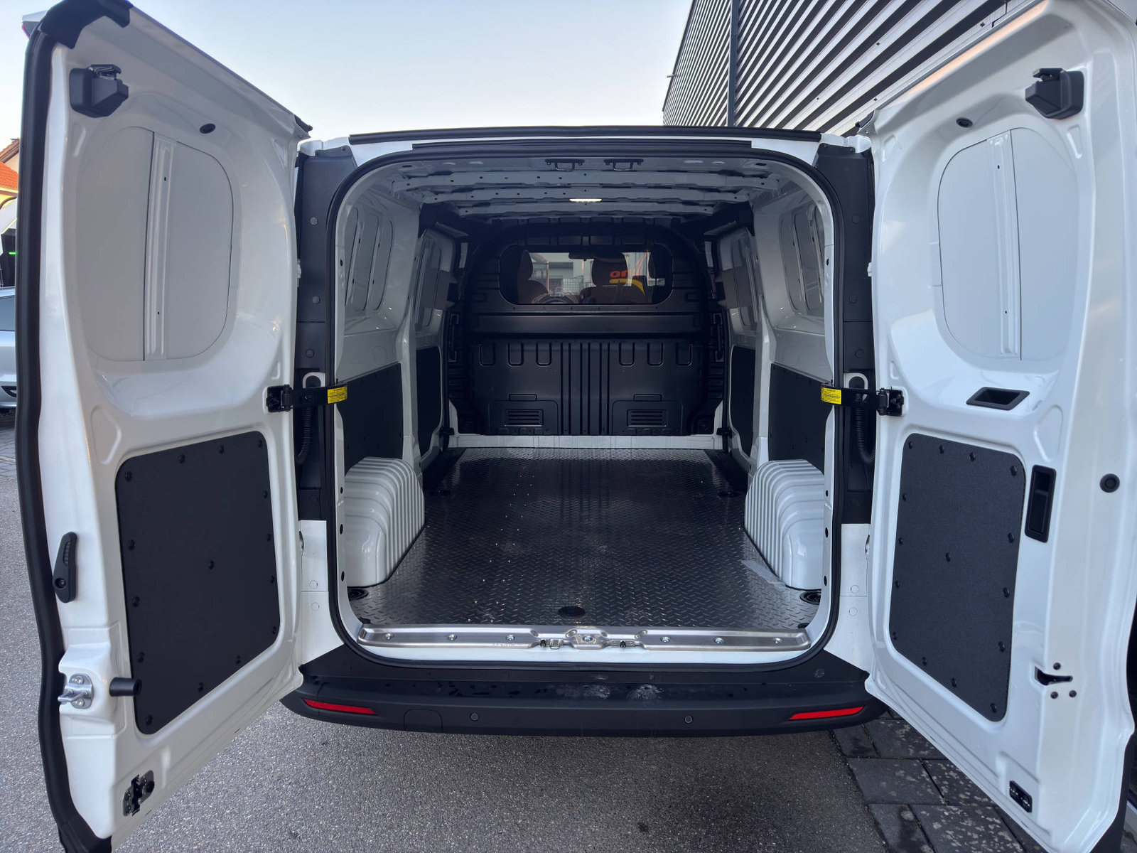 MAXUS Deliver 7 Kaw. L2H1 2.0 TD Base, Diesel, Voiture nouvelle, Manuelle - 7