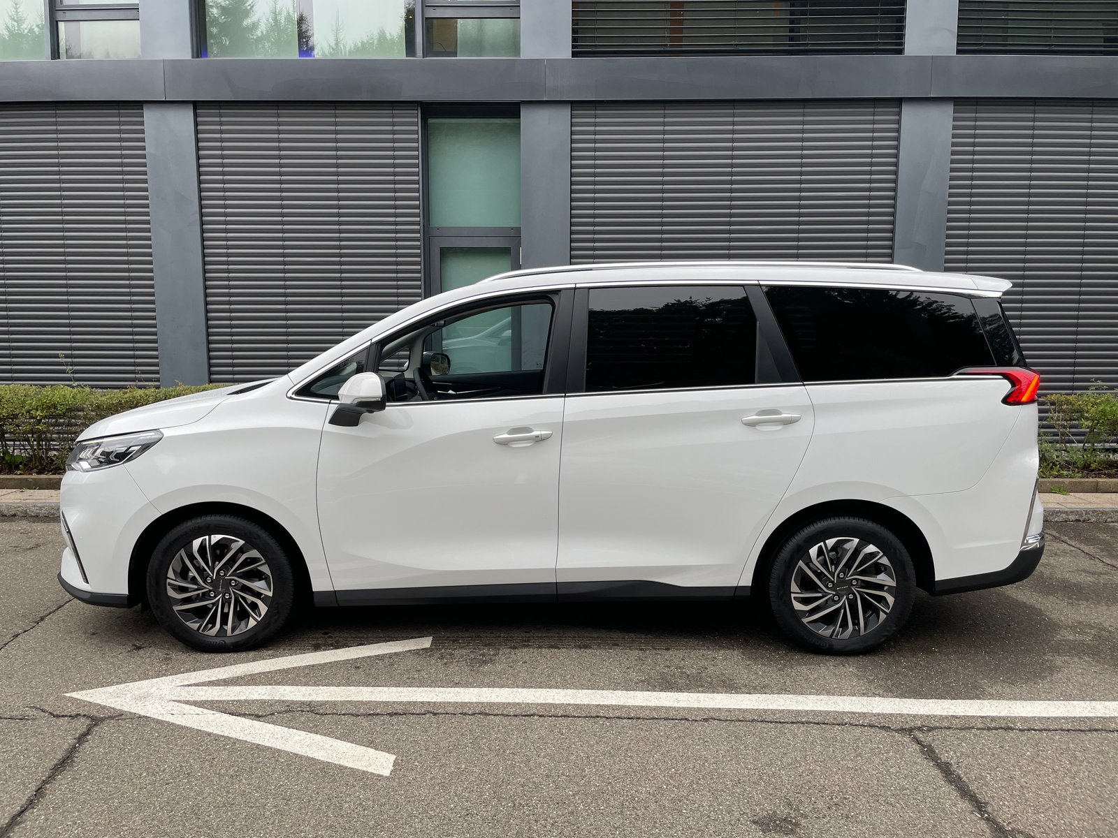 MAXUS eUniq 5 Grand Wagon 6-Sitzer 70kWh, Elektro, Neuwagen, Automatik - 2