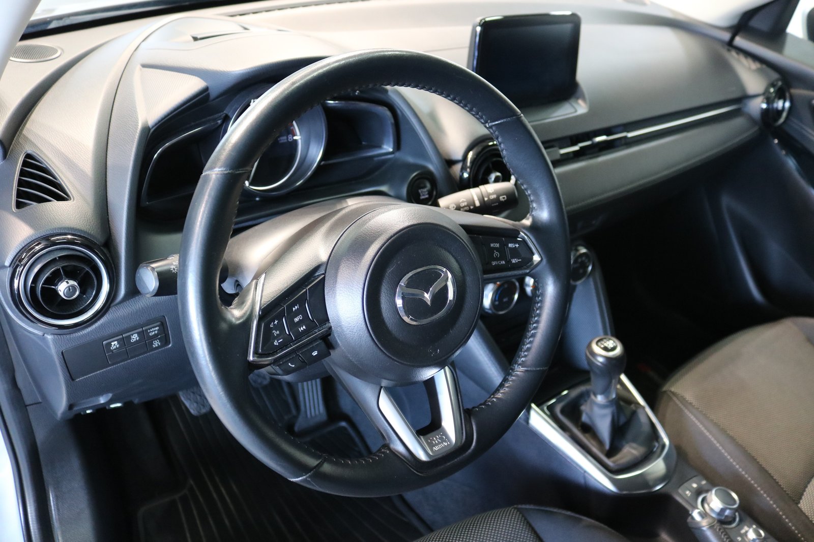MAZDA 2 SKYACTIV-G 115 Revolution, Benzin, Occasion / Gebraucht, Handschaltung - 2