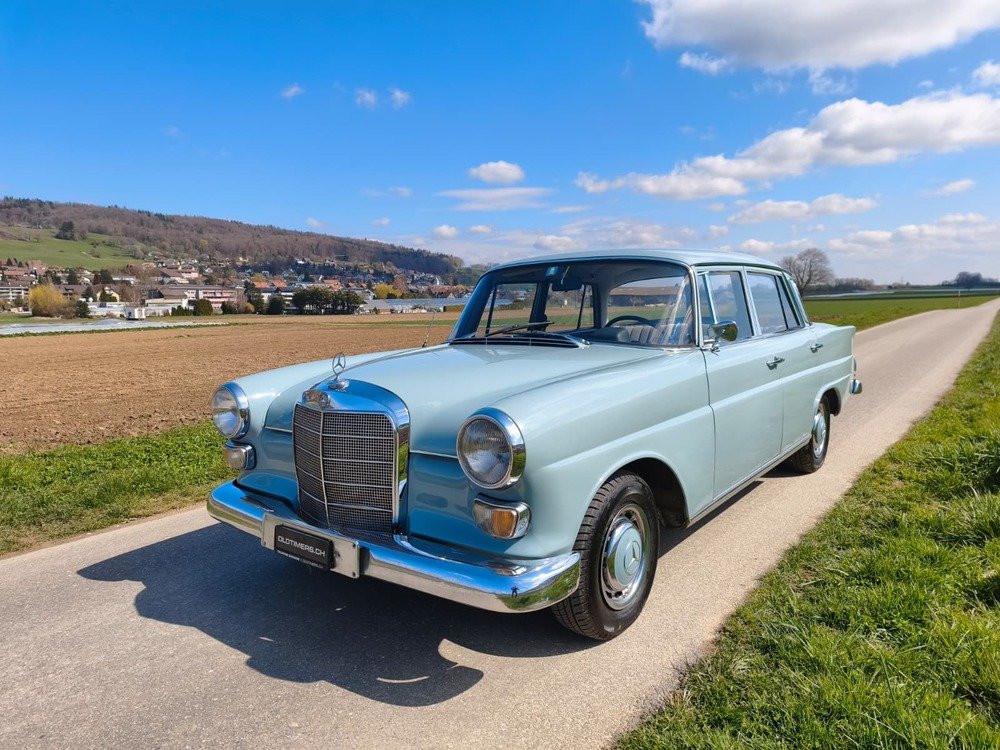 MERCEDES-BENZ 200 Heckflosse