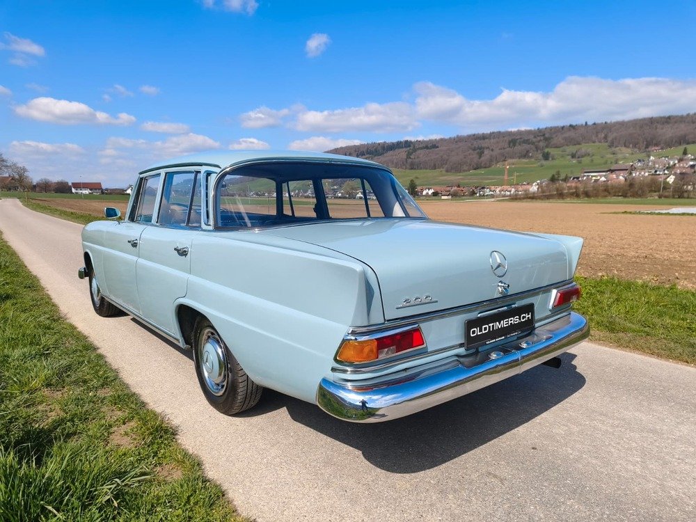 MERCEDES-BENZ 200 Heckflosse, Essence, Voiture de collection, Manuelle - 2
