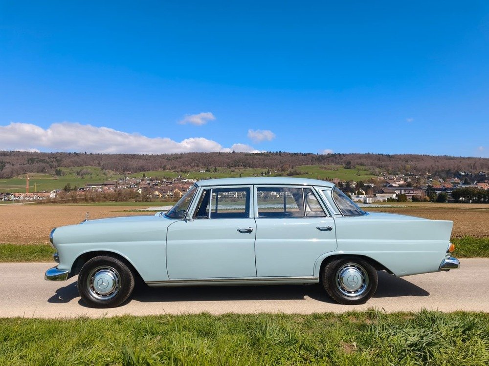MERCEDES-BENZ 200 Heckflosse, Essence, Voiture de collection, Manuelle - 3