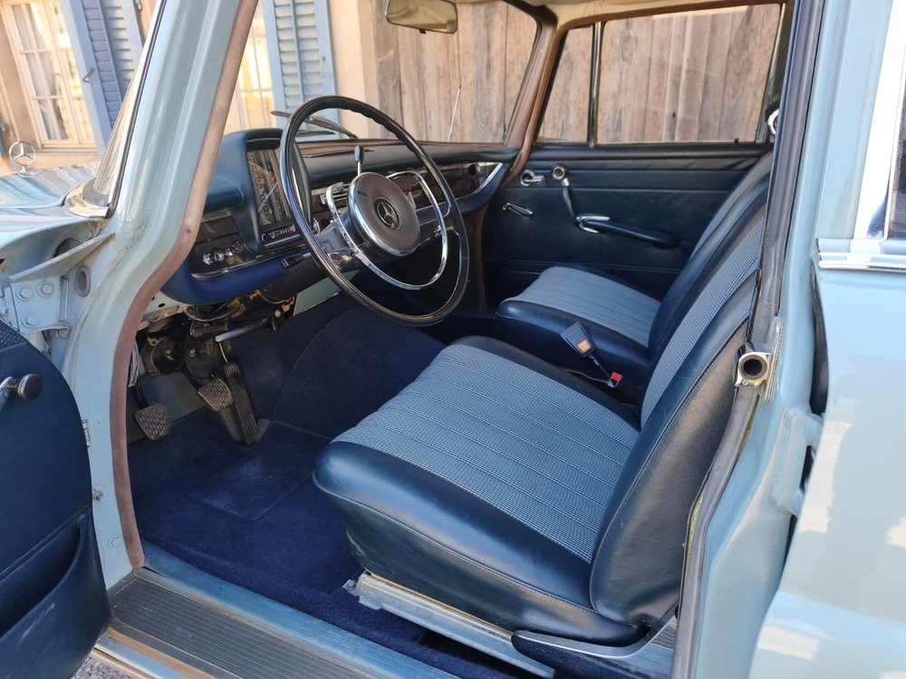 MERCEDES-BENZ 200 Heckflosse, Essence, Voiture de collection, Manuelle - 4