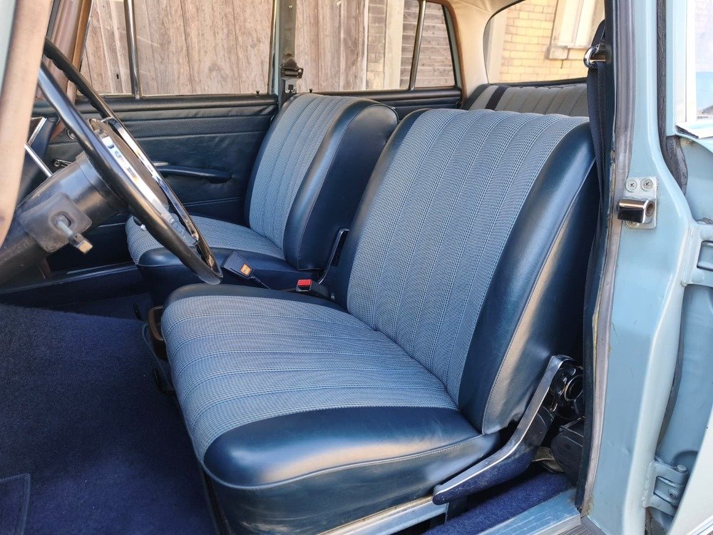 MERCEDES-BENZ 200 Heckflosse, Essence, Voiture de collection, Manuelle - 5