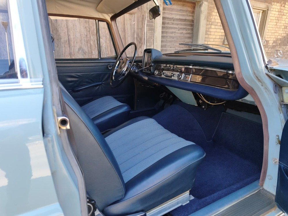 MERCEDES-BENZ 200 Heckflosse, Essence, Voiture de collection, Manuelle - 6