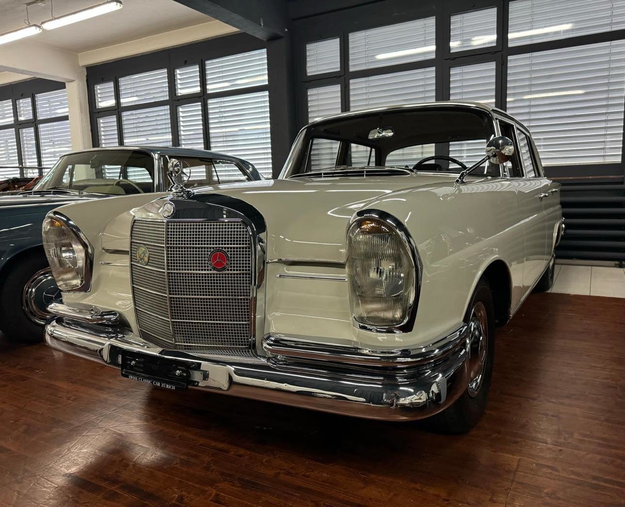 MERCEDES-BENZ 220S Heckflosse