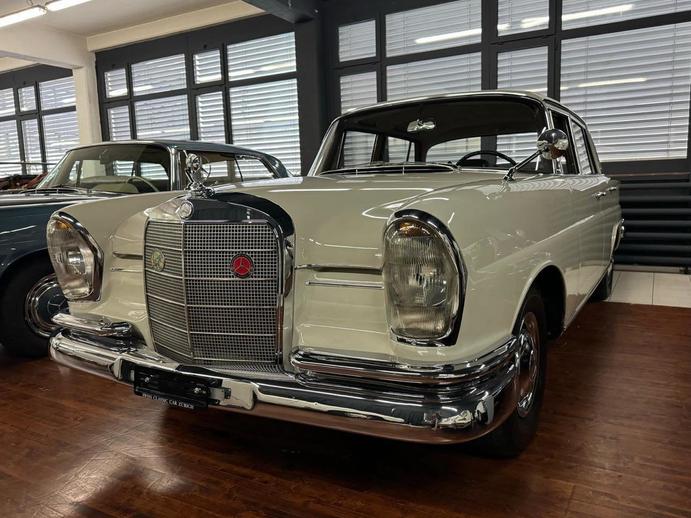 MERCEDES-BENZ 220S Heckflosse, Petrol, Classic, Manual