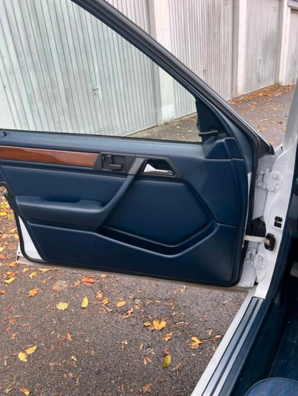 MERCEDES-BENZ W124 230 E, Petrol, Second hand / Used, Automatic - 2