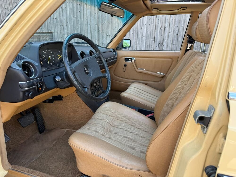 MERCEDES-BENZ 230 E, Essence, Voiture de collection, Automatique - 4