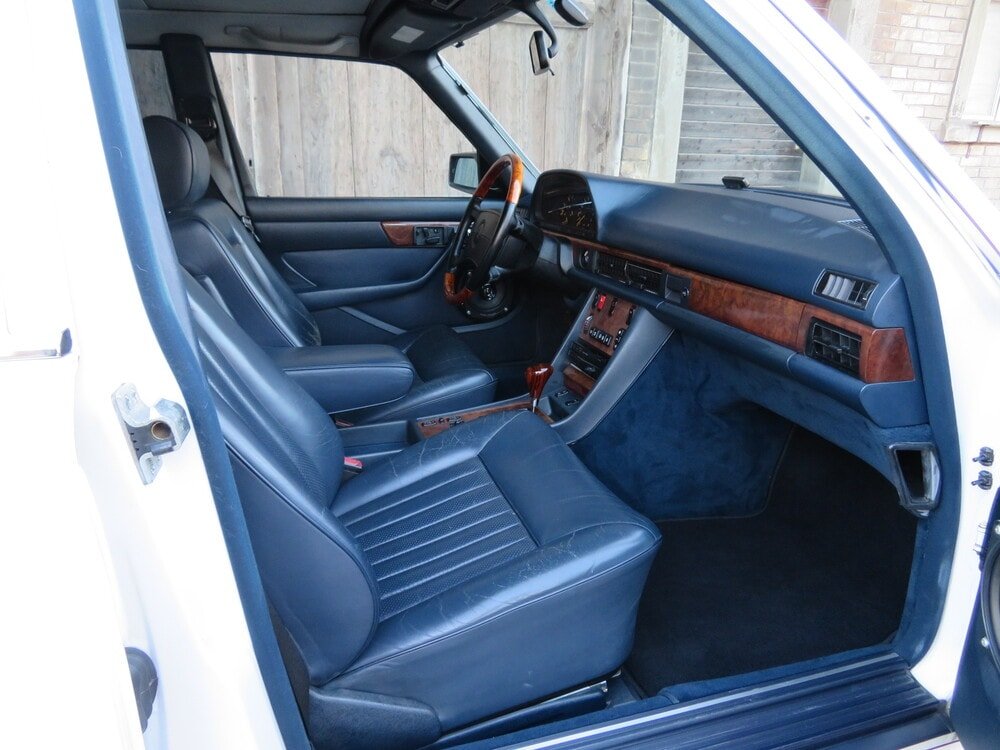 MERCEDES-BENZ 560 SEL, Petrol, Classic, Automatic - 6