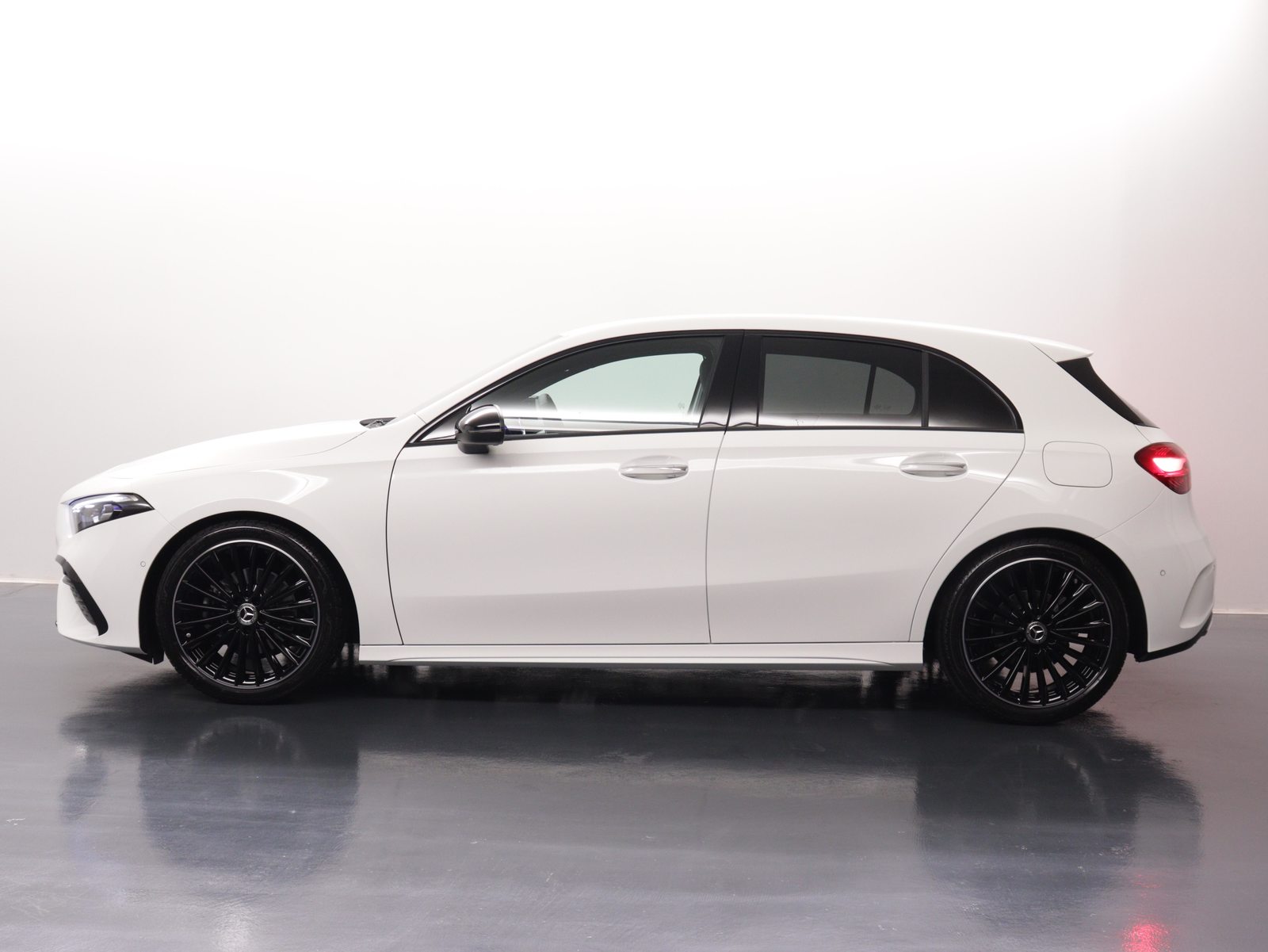 MERCEDES-BENZ A 180 Night Star AMG Line, Mild-Hybrid Benzin/Elektro, Occasion / Gebraucht, Automatik - 3