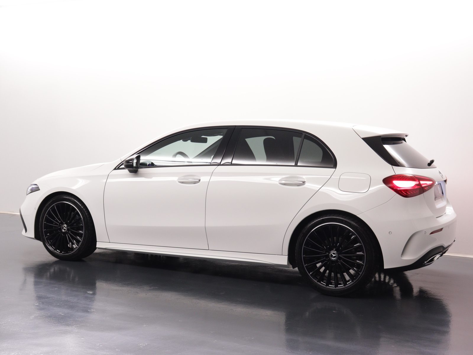 MERCEDES-BENZ A 180 Night Star AMG Line, Mild-Hybrid Benzin/Elektro, Occasion / Gebraucht, Automatik - 4