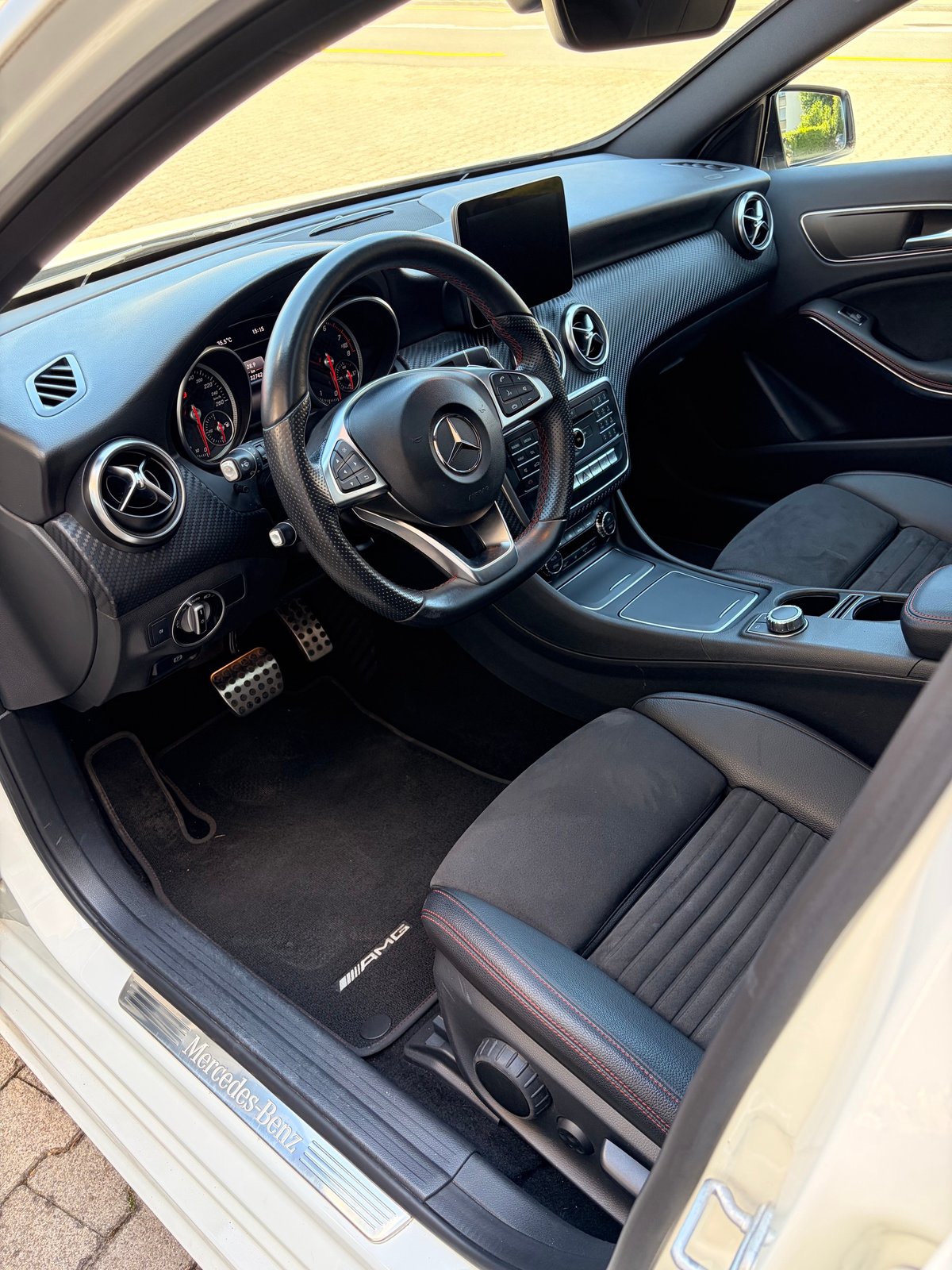 MERCEDES-BENZ A 180 AMG Line 7G-DCT, Petrol, Second hand / Used, Automatic - 7