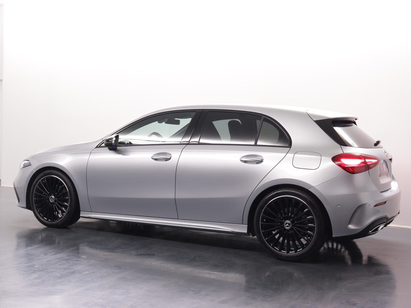 MERCEDES-BENZ A 200 Night Star AMG Line, Hybride Léger Essence/Électricité, Occasion / Utilisé, Automatique - 4