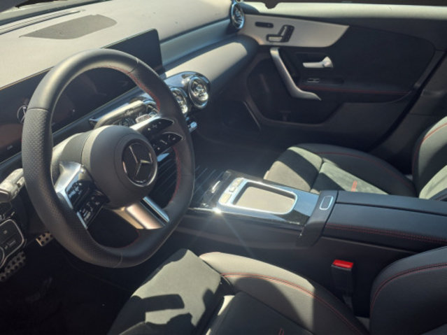 MERCEDES-BENZ A 200 7G-DCT, Mild-Hybrid Petrol/Electric, Second hand / Used, Automatic - 7