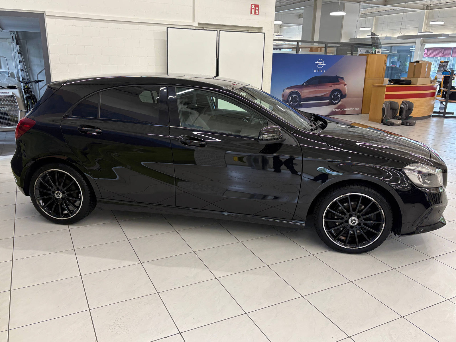 MERCEDES-BENZ A 200 Night Star, Petrol, Second hand / Used, Automatic - 4