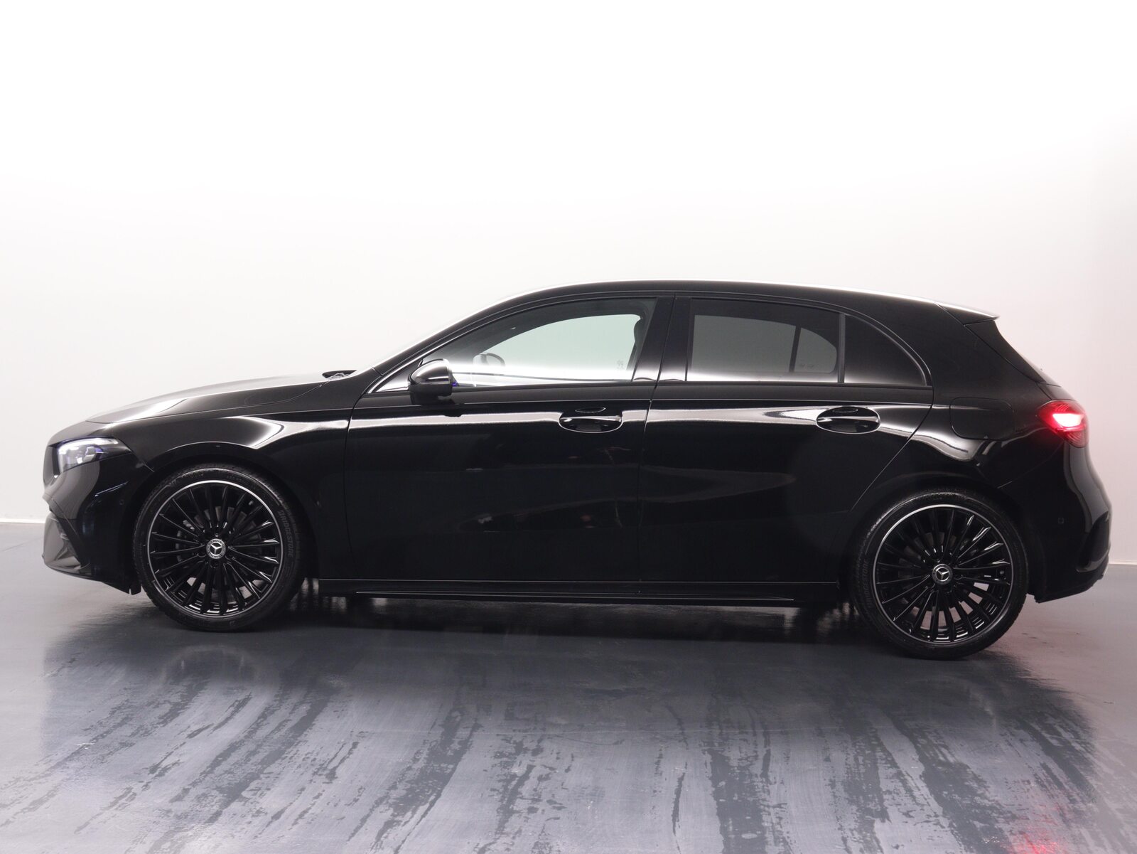 MERCEDES-BENZ A 200 Night Star AMG Line, Mild-Hybrid Petrol/Electric, Second hand / Used, Automatic - 3
