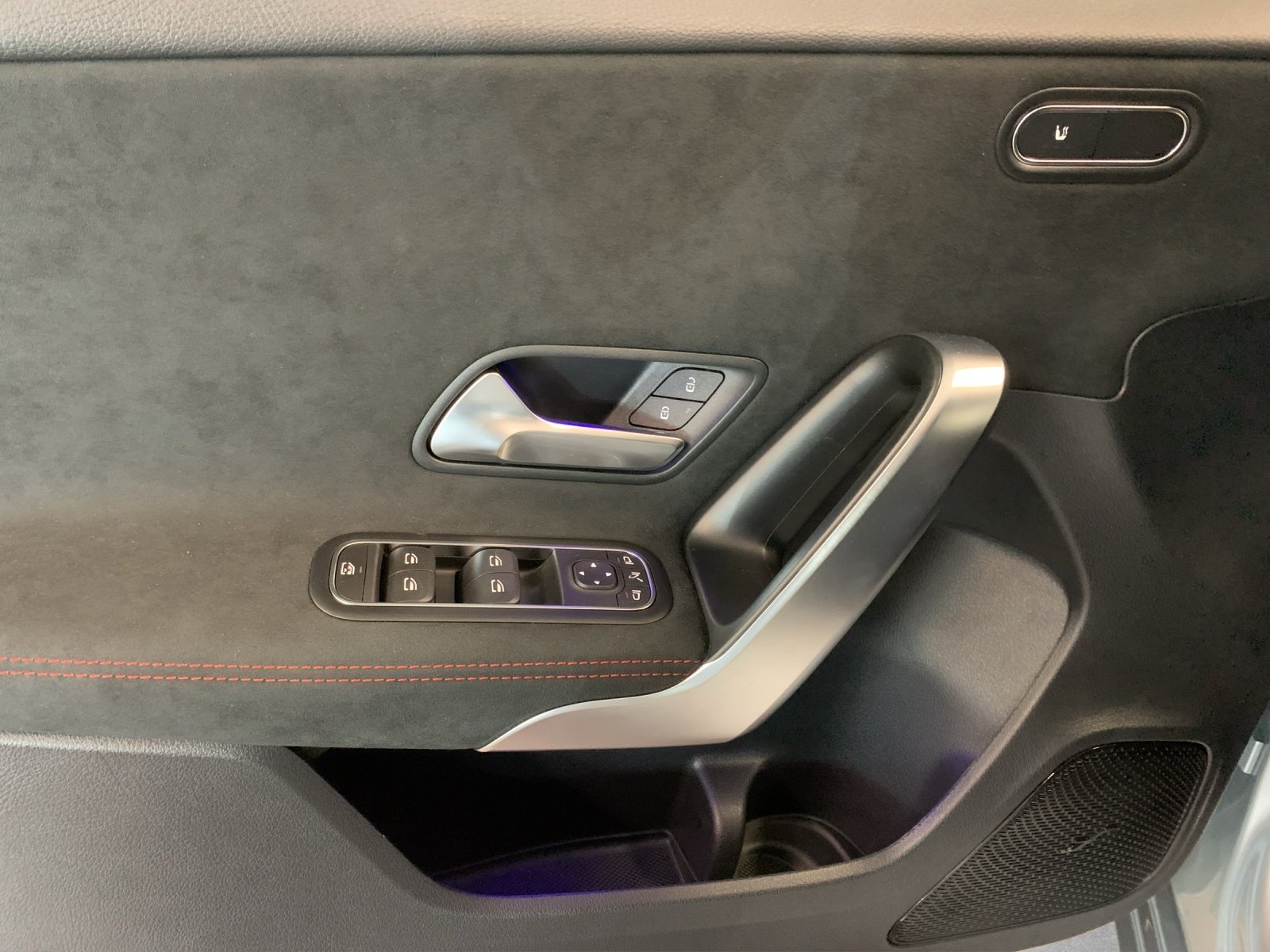 MERCEDES-BENZ A 220 4MATIC Berline Compacte, Hybride Léger Essence/Électricité, Voiture nouvelle, Automatique - 5