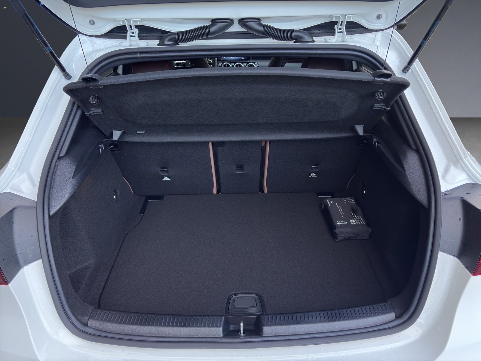 MERCEDES-BENZ A 250 4Matic 8G-DCT, Hybride Léger Essence/Électricité, Voiture nouvelle, Automatique - 6