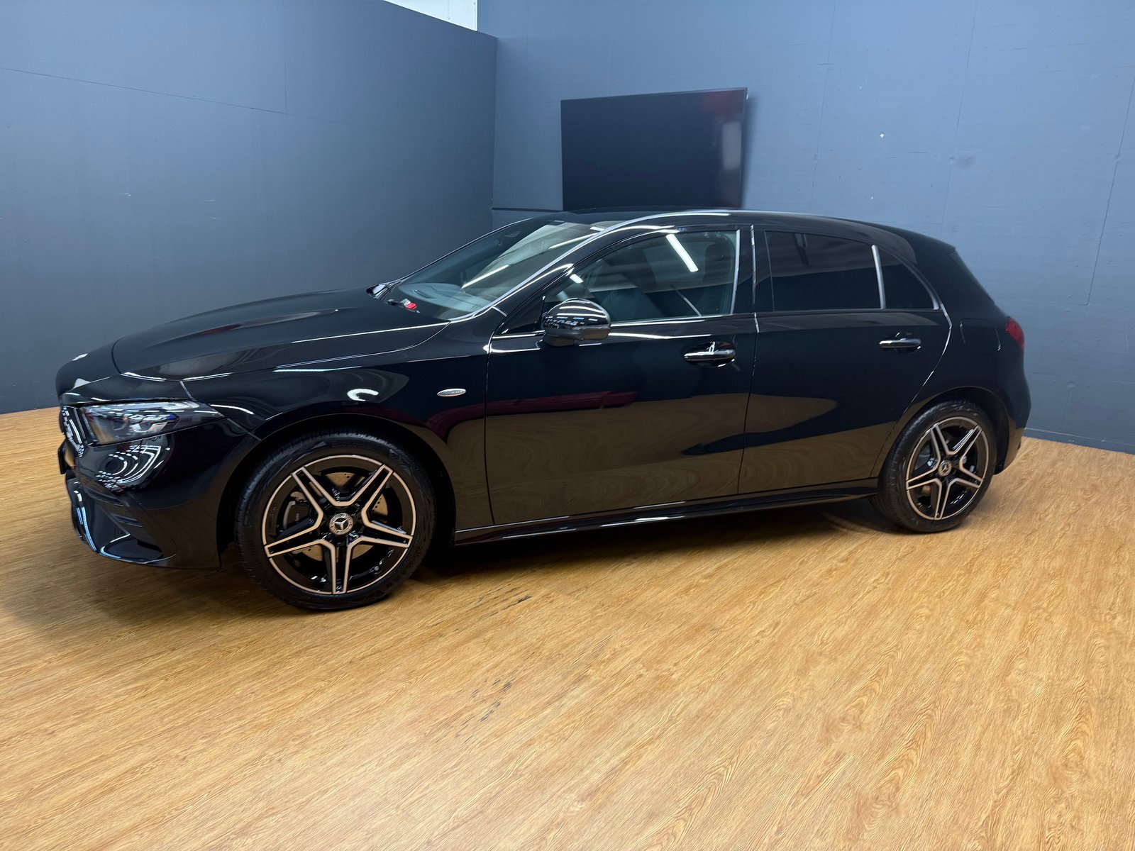 MERCEDES-BENZ A 250 e EQ Star / DISTRONIC / 360 Grad Kamera, Plug-in-Hybrid Benzin/Elektro, Occasion / Gebraucht, Automatik - 3