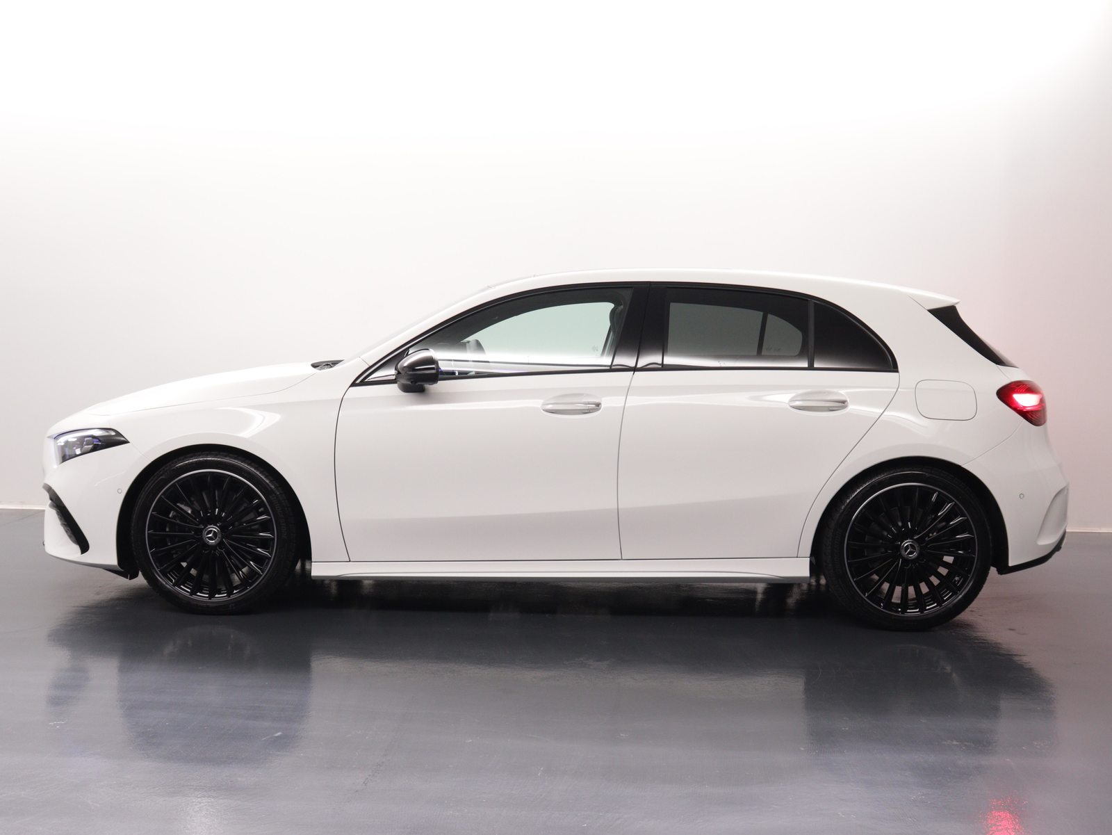MERCEDES-BENZ A 250 AMG Line 4m, Mild-Hybrid Petrol/Electric, Second hand / Used, Automatic - 3