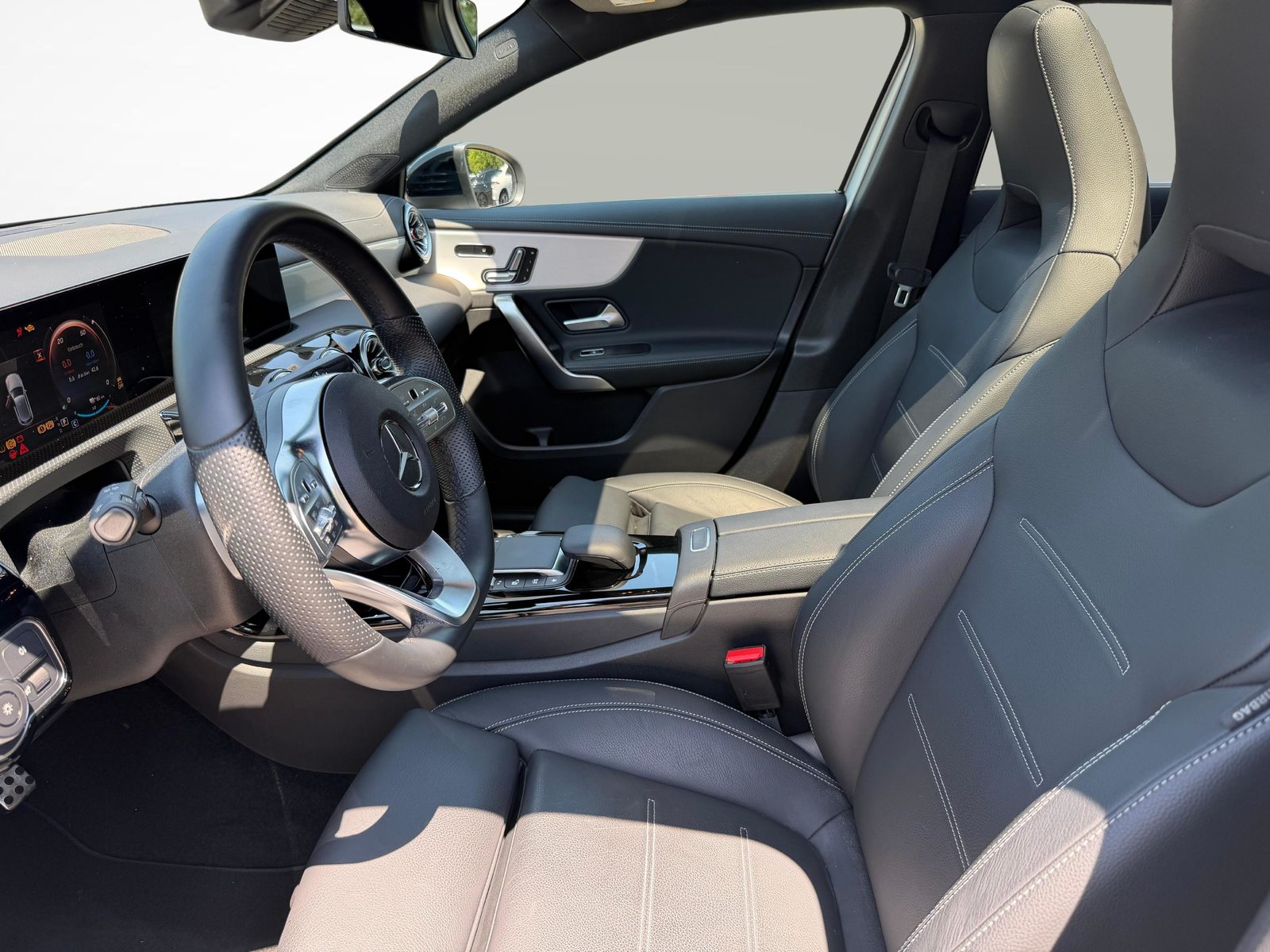 MERCEDES-BENZ A 250 e AMG Line, Hybride Rechargeable Essence/Électricité, Occasion / Utilisé, Automatique - 2