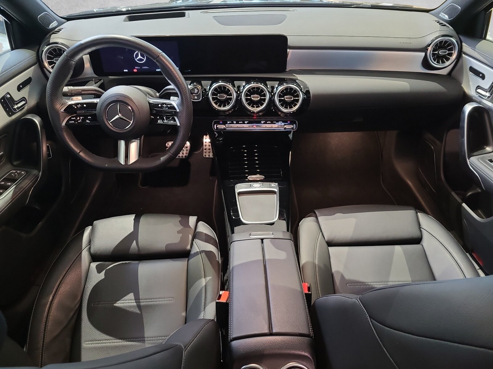 MERCEDES-BENZ A 250 AMG Line 4m, Mild-Hybrid Petrol/Electric, Second hand / Used, Automatic - 4