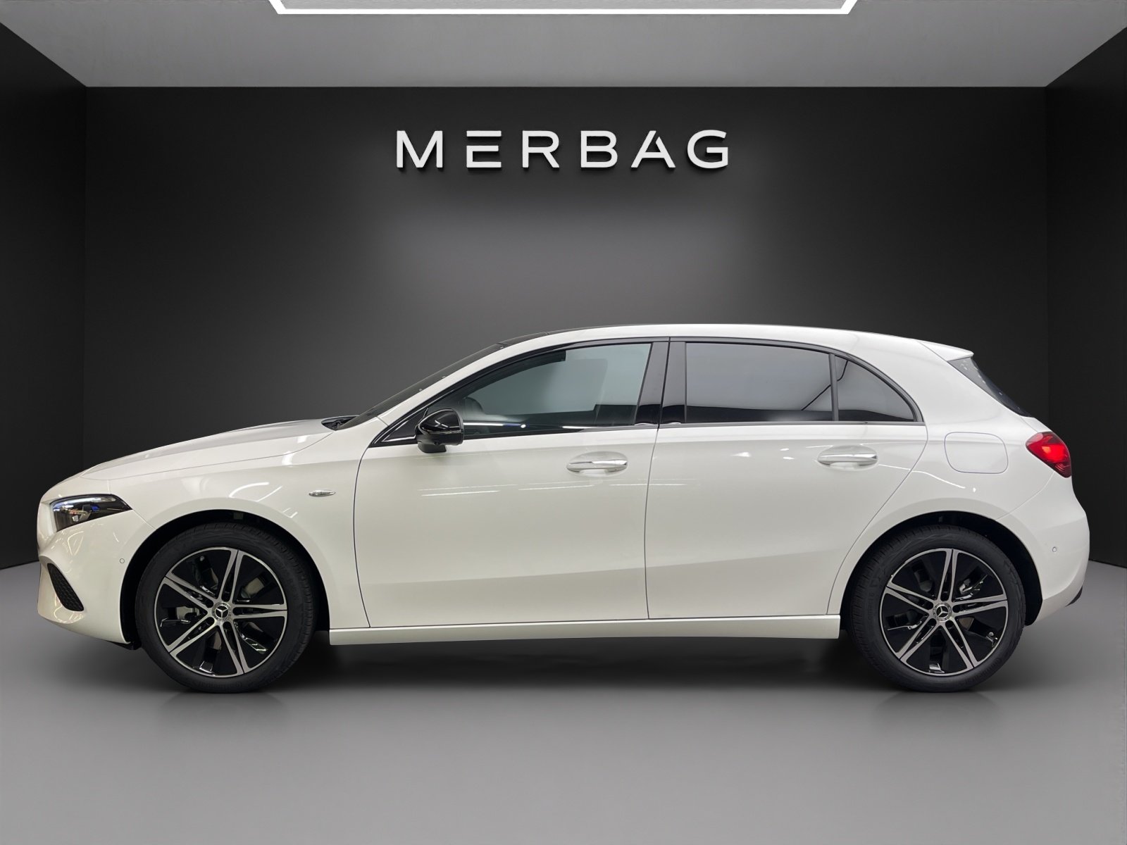 MERCEDES-BENZ A 250 e Kompaktlimousine with EQ Hybrid, Hybride Rechargeable Essence/Électricité, Voiture de démonstration, Automatique - 3
