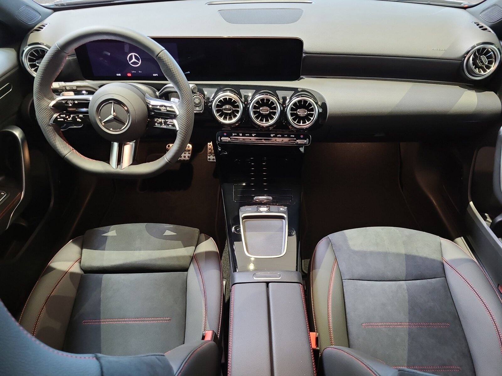 MERCEDES-BENZ A 250 AMG 4M  W177, Mild-Hybrid Benzin/Elektro, Vorführwagen, Automatik - 4