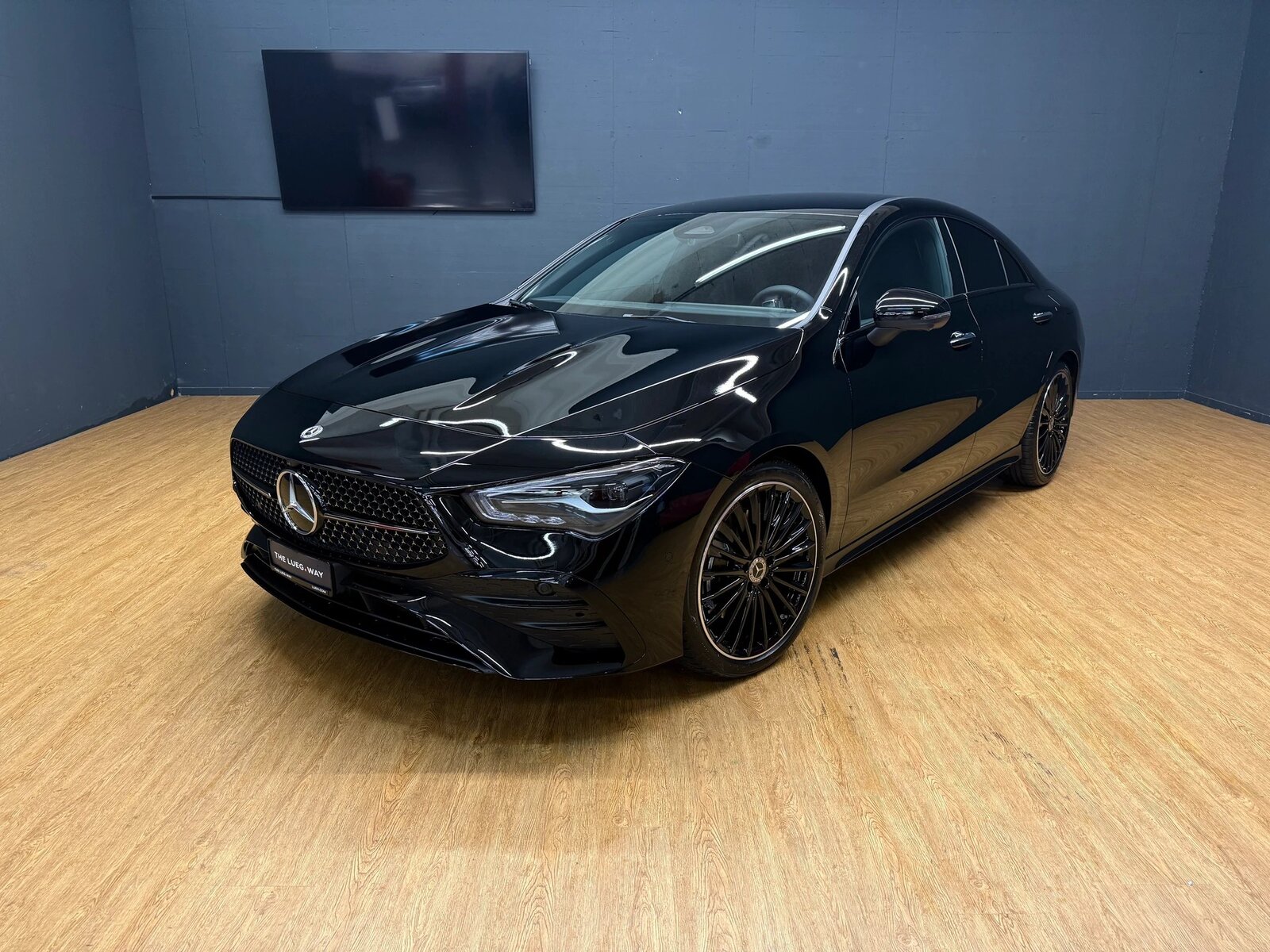 MERCEDES-BENZ CLA 200 - AMG / DISTRONIC / 360 Grad Kamera / AHK / Spiegel