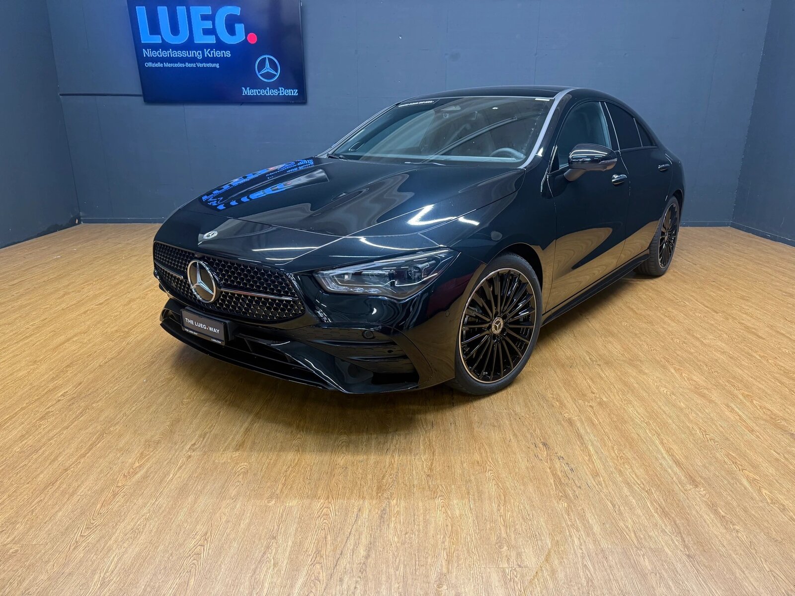 MERCEDES-BENZ CLA 250 4M - AMG / DISTRONIC / 360 Grad Kamera / Head-Up Di